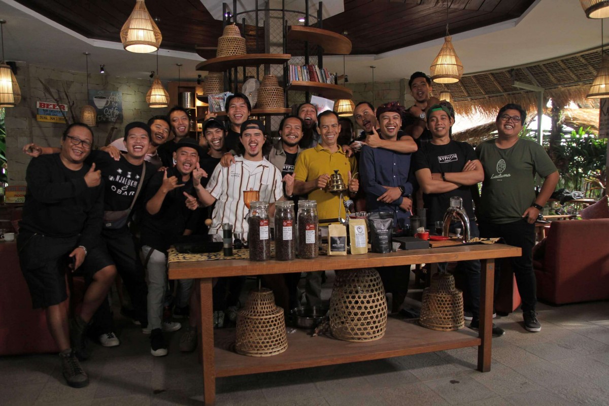 Para anggota Ubud Coffee Weekend sedang berkumpul dan berfoto bersama